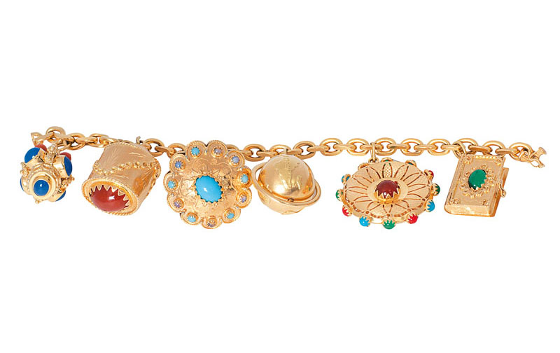 A golden chain bracelet with medaillon pendants
