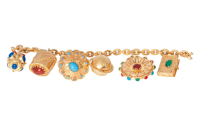 Goldenes Bettelarmband mit Medaillon-Anhängern