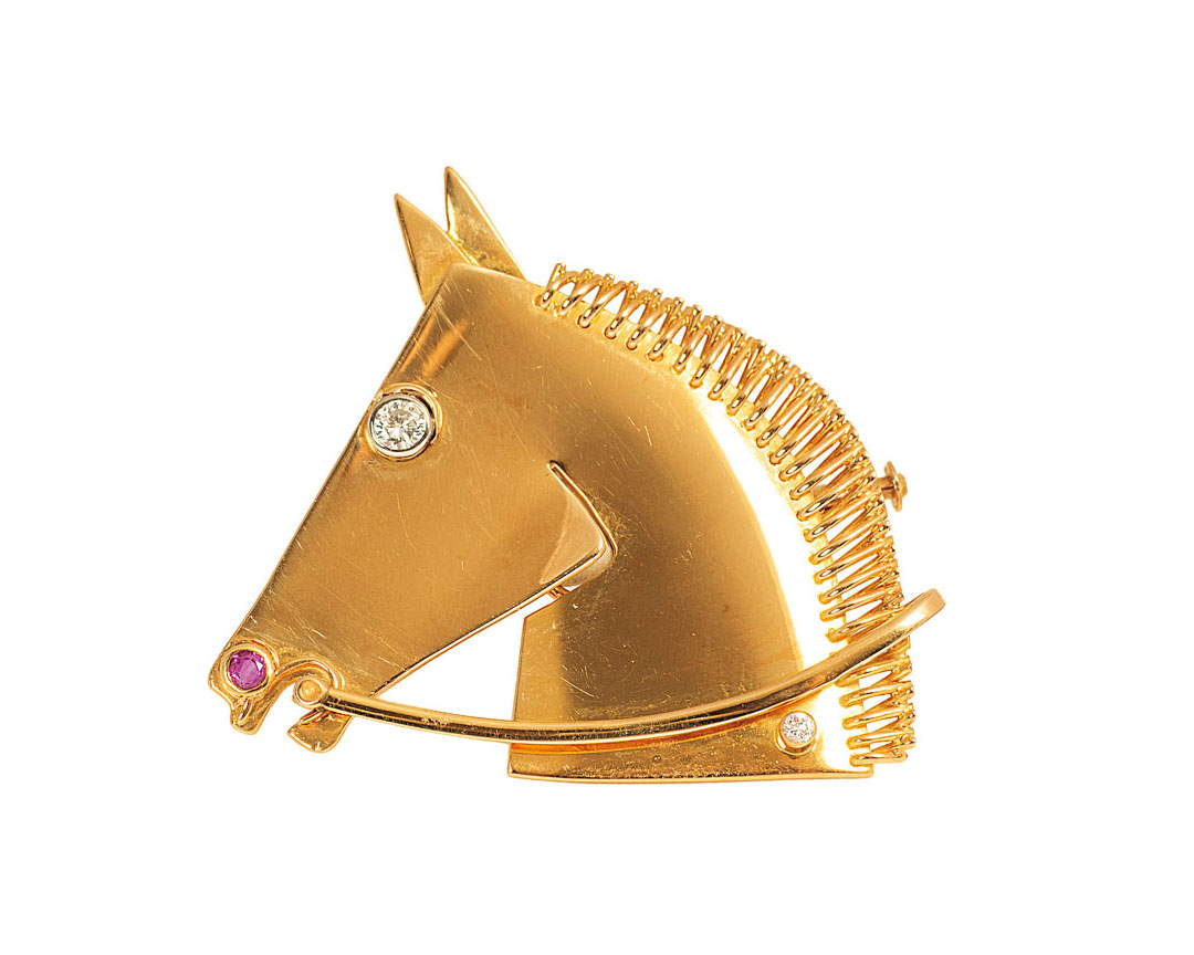 A golden brooch with diamonds 'Horses head'