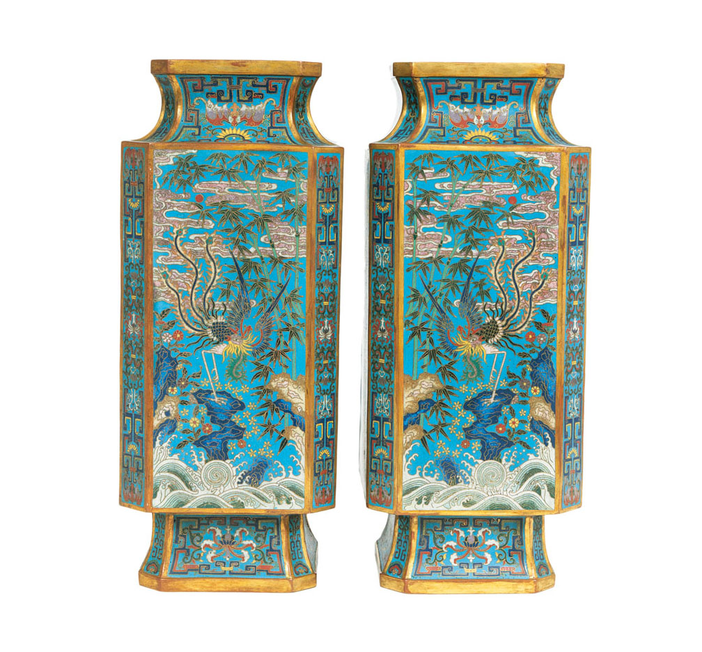 Paar großer Cloisonné-Vasen mit glückverheißenden Symbolen