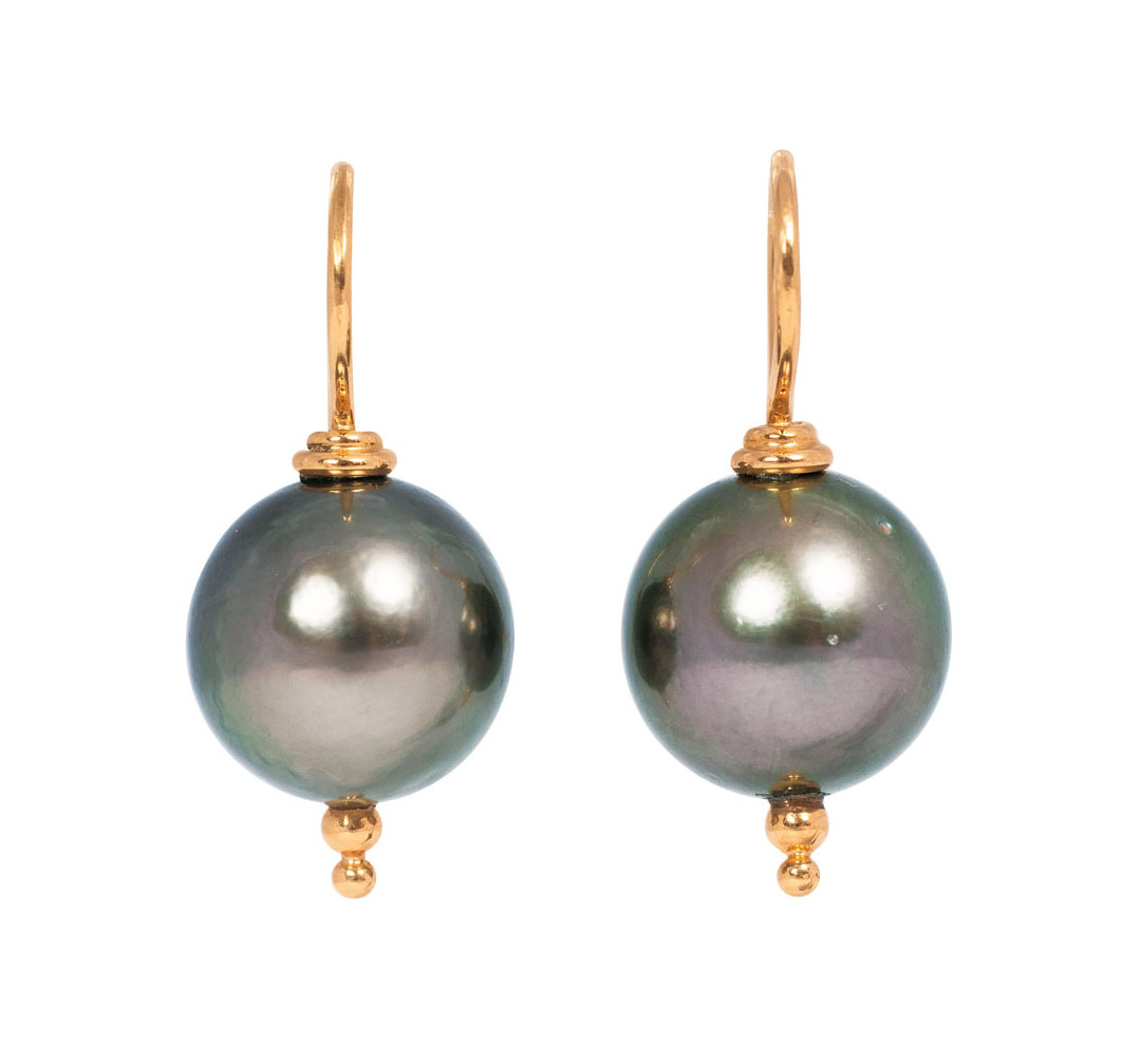 A pair of Tahitipearl earpendants