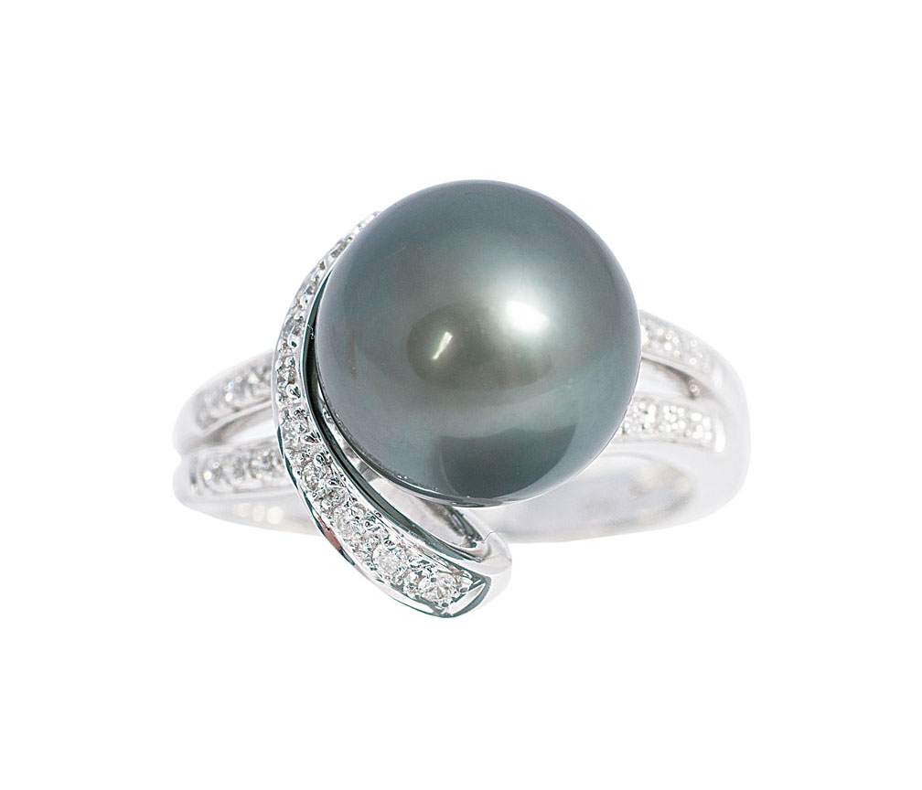 A modern Tahitipearl diamond ring