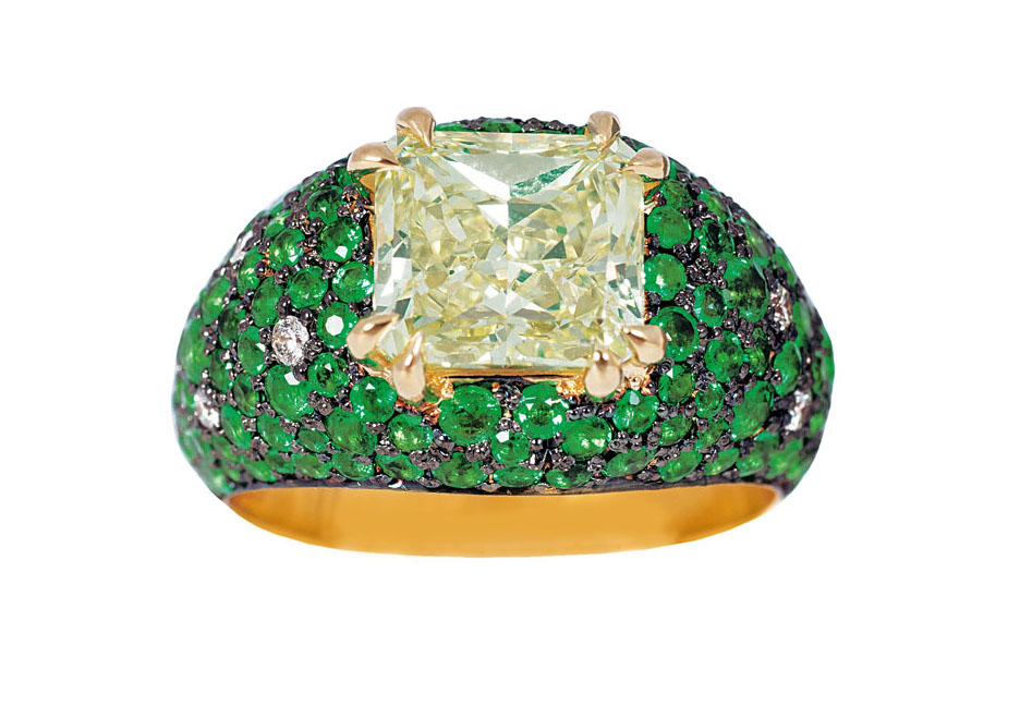 An extraordinary, colourintensive Fancy diamond emerald ring
