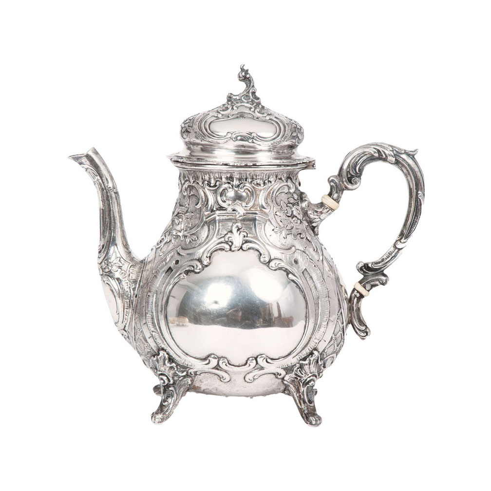 A coffee pot with Rococo pattern