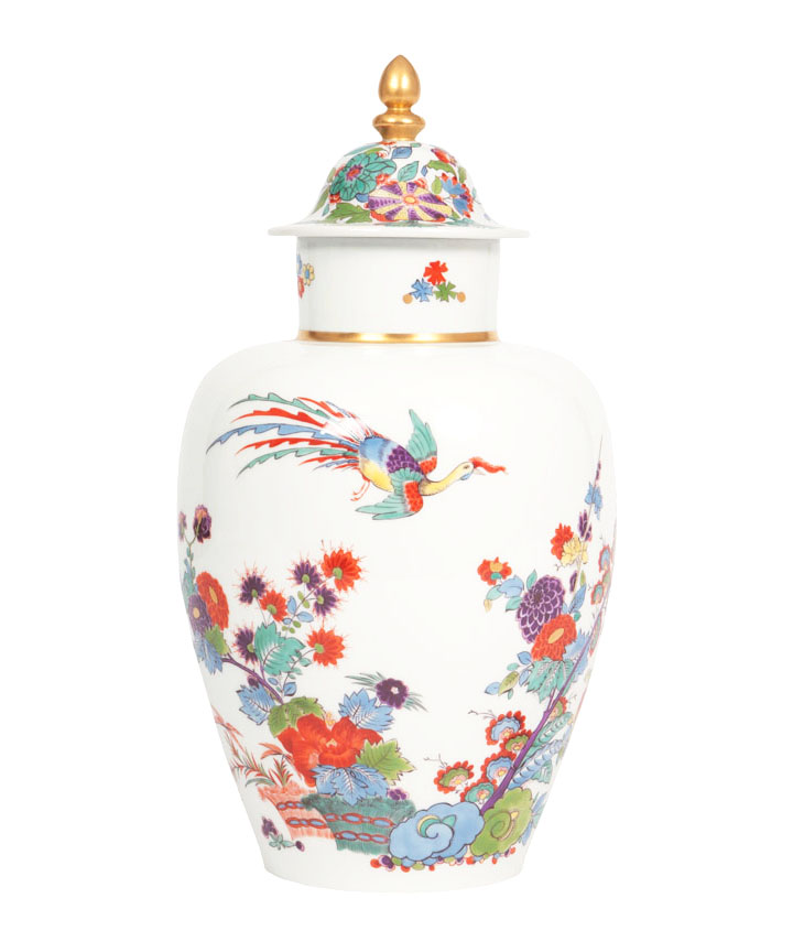 A lidded vase with Kakiemon decor