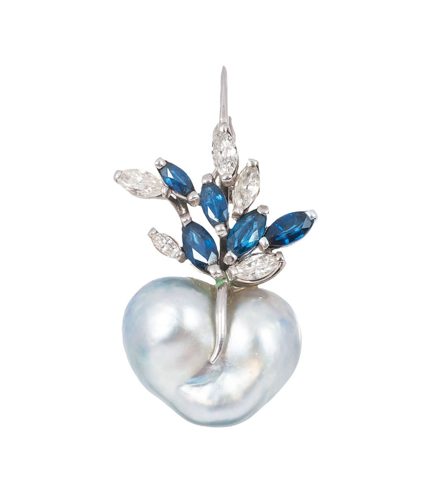 A sapphire diamond pendant with heartshaped Tahitipearl