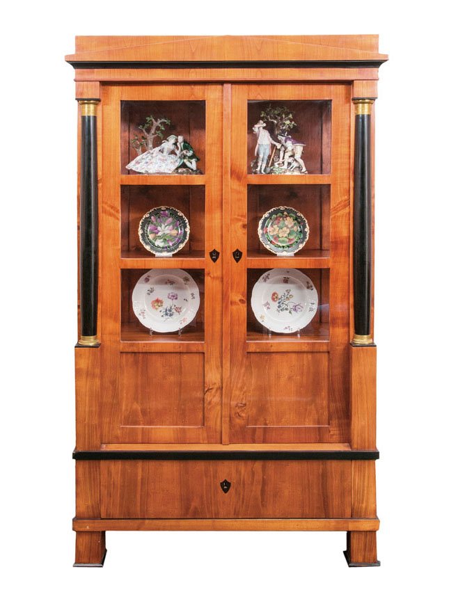 Elegante Biedermeier-Vitrine