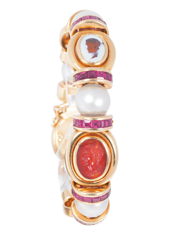 A rare cameo bracelet with Southseapearls and rubies