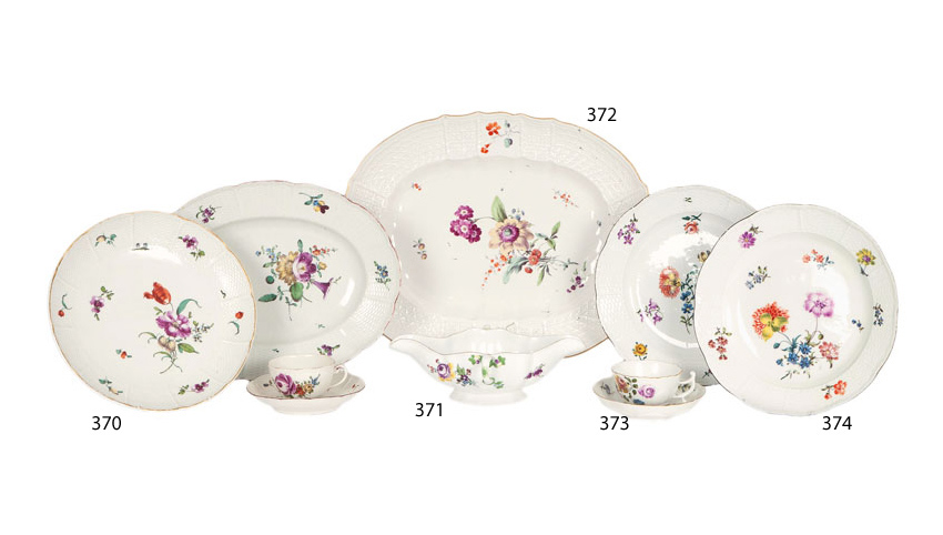 Ovale Korbrelief-Platte mit Blumenmalerei