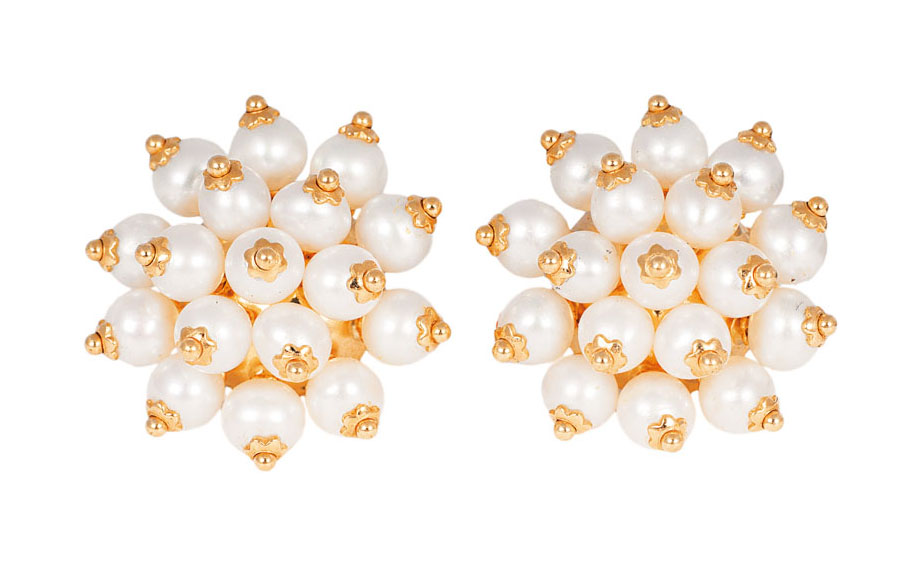 A pair seed pearls earrings
