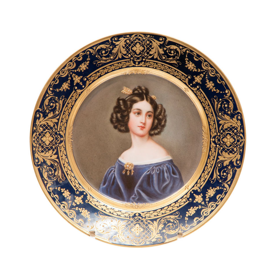 A plate with the portrait of 'Nanette Kaula'