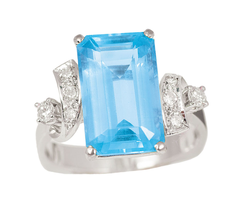 An aquamarine diamond ring