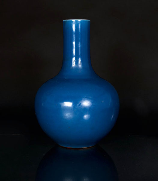 A monochrome globular vase