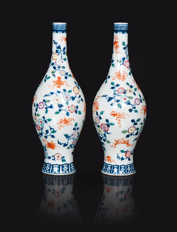 A pair of vases '8 Treasures'