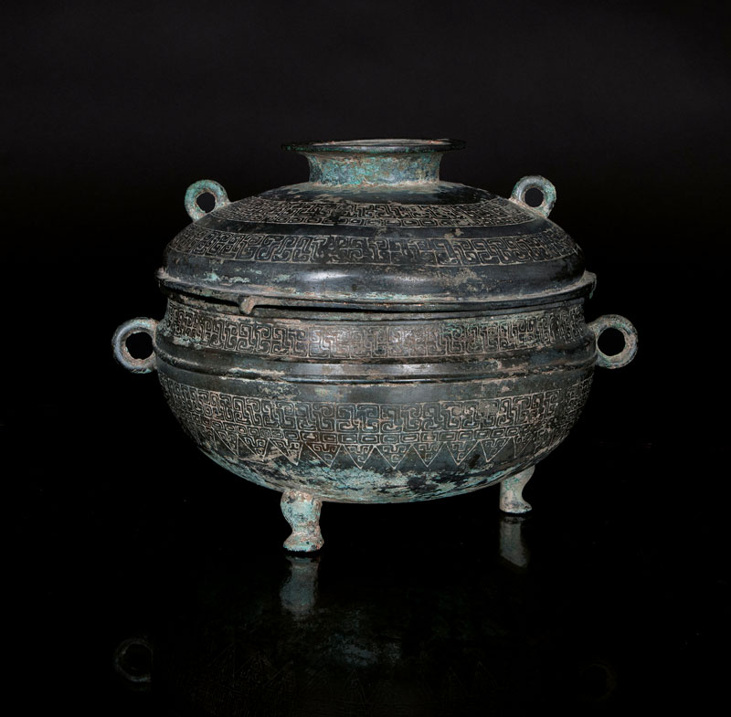 An archaic lidded bronze vessel 'Gui'