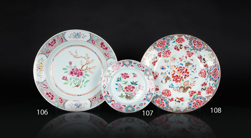 A large famille rose dish with flower decoration