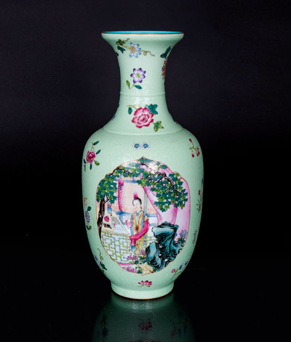 Feine Mintfond-Vase mit figürlichen Szenen