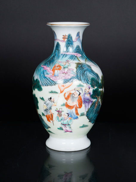 Feine Famille-Rose Balustervase mit mythologischen Szenen