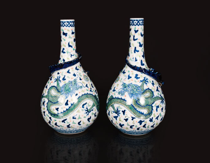 A pair of vases with vivid dragons