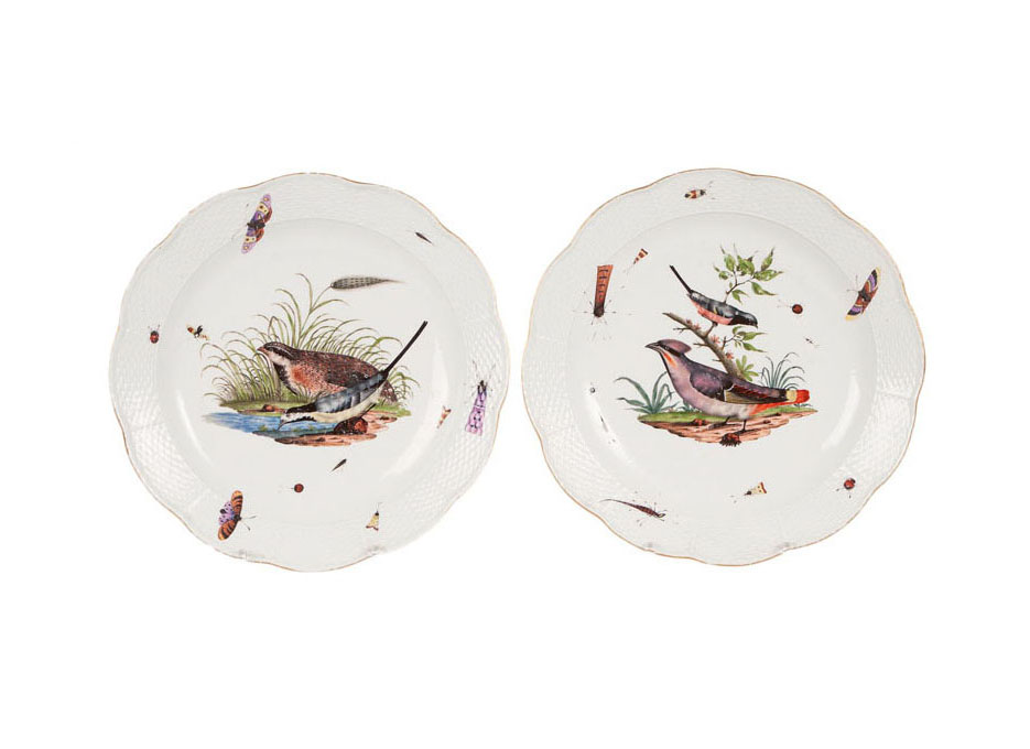 Paar fassonierter Teller mit Vogelmalerei