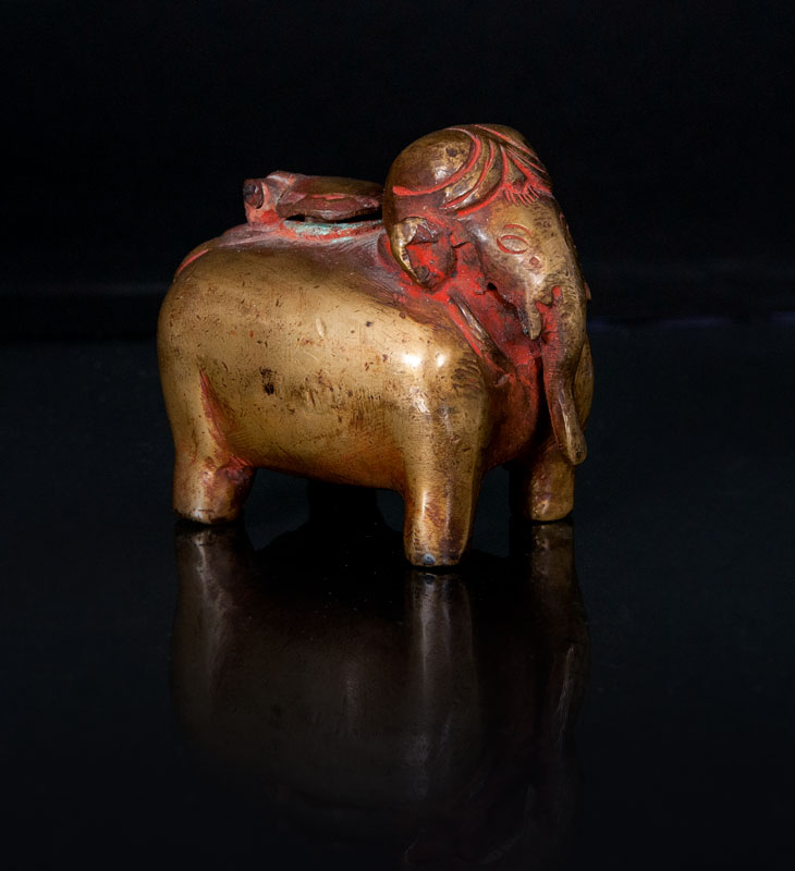 Kleiner Bronze-Elefant im Moghul-Stil