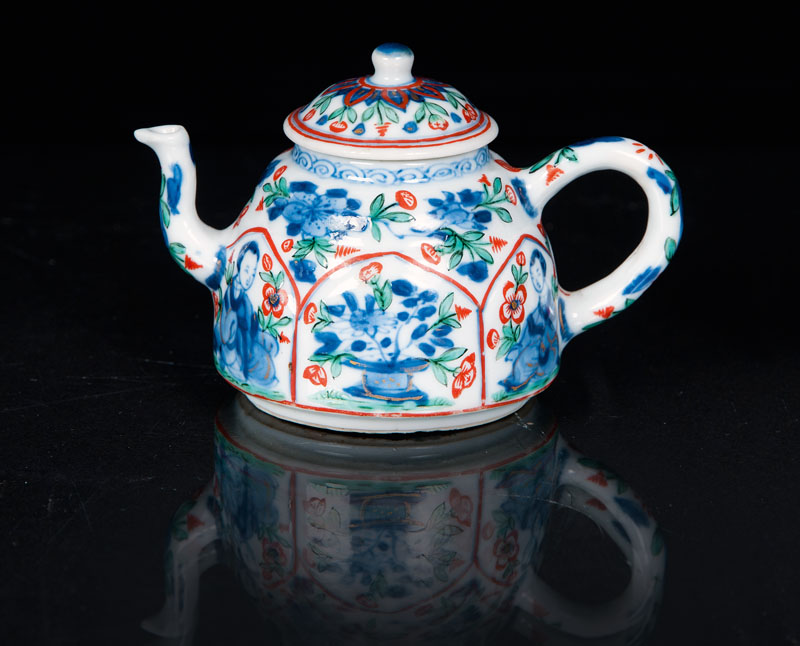 A fine wucai miniature teapot