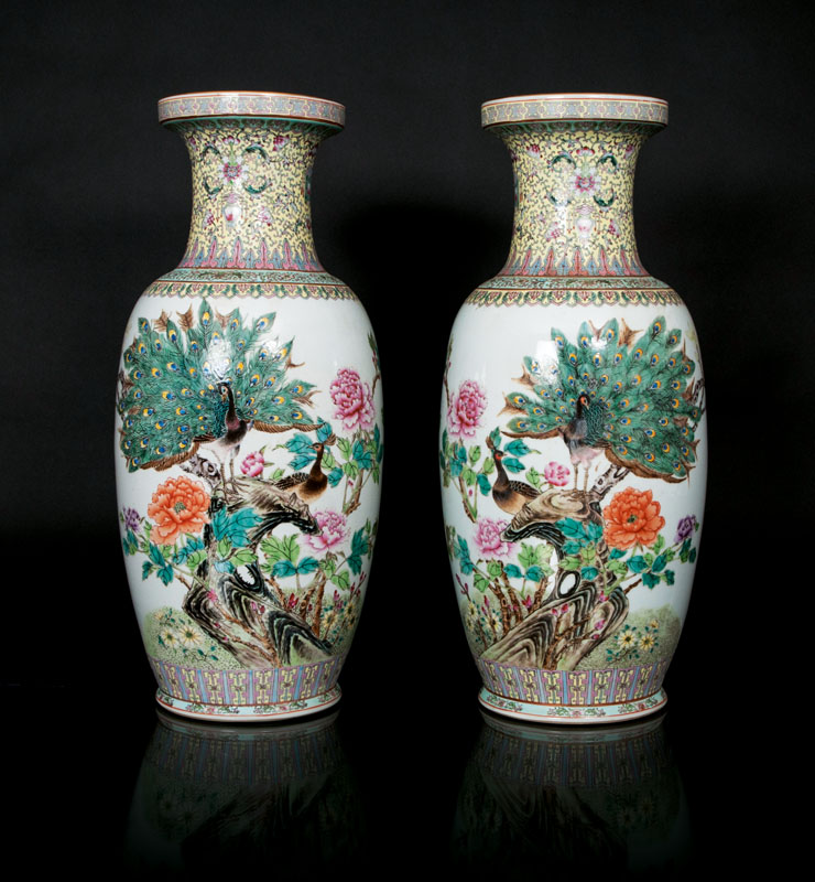 Paar große Famille-Rose Vasen mit Pfauenpaar