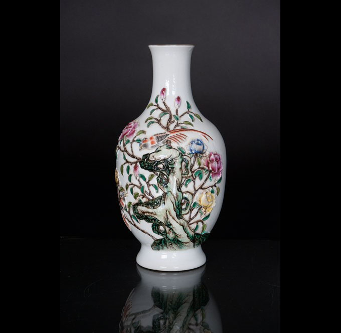 Vase mit Reliefdekor