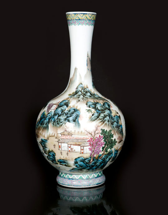 A famille-rose vase 'Mountainous landscape'