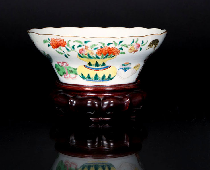 An ogee-shaped bowl with '100 antiques' decor