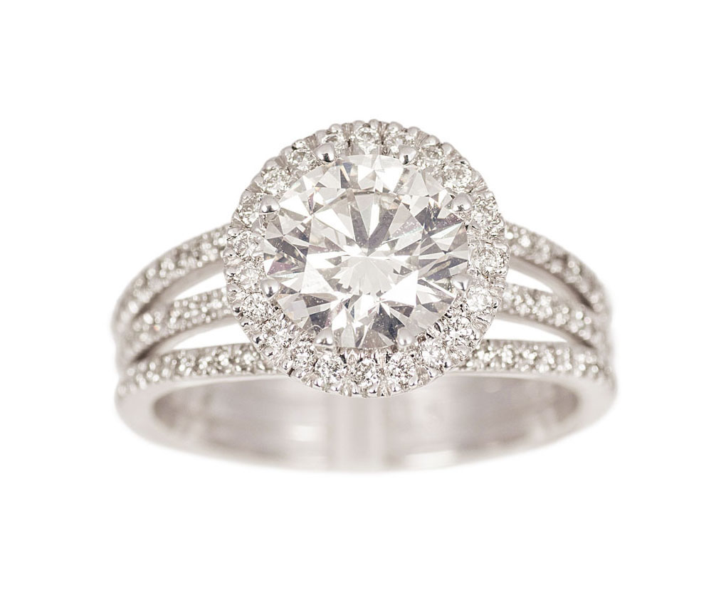 A fine solitaire diamond ring - image 2