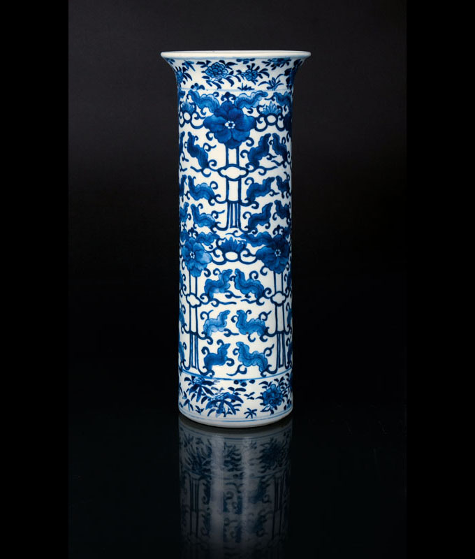 Stangenvase mit Blumendekor