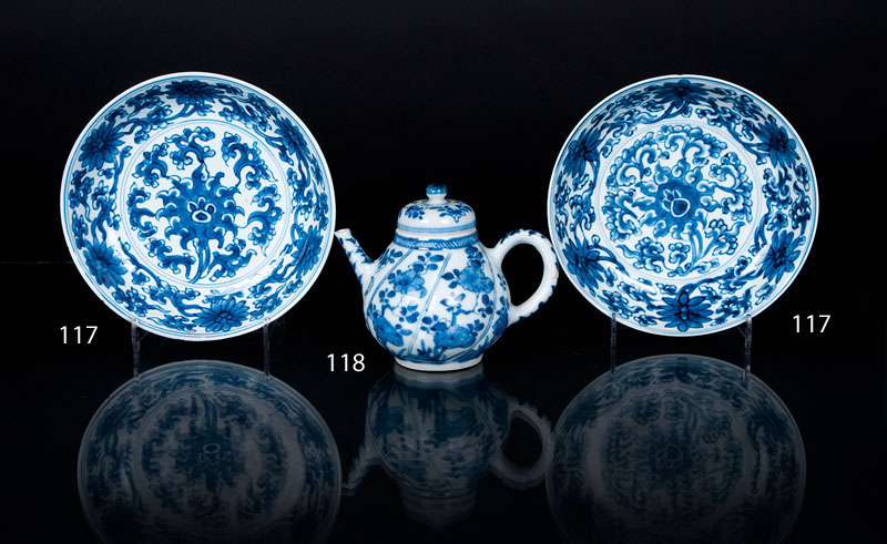 A pair of small dishes with flower decoration