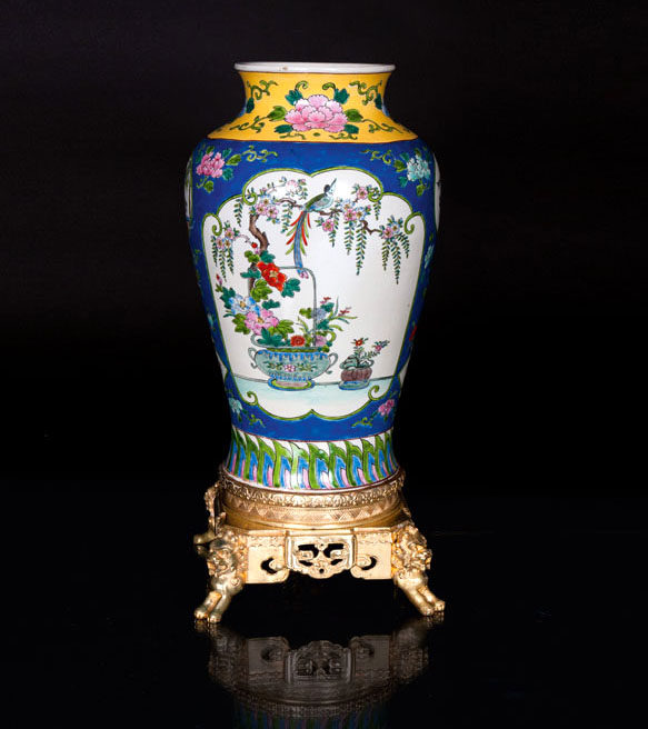 Blaufond-Vase mit Bronze-Montierung