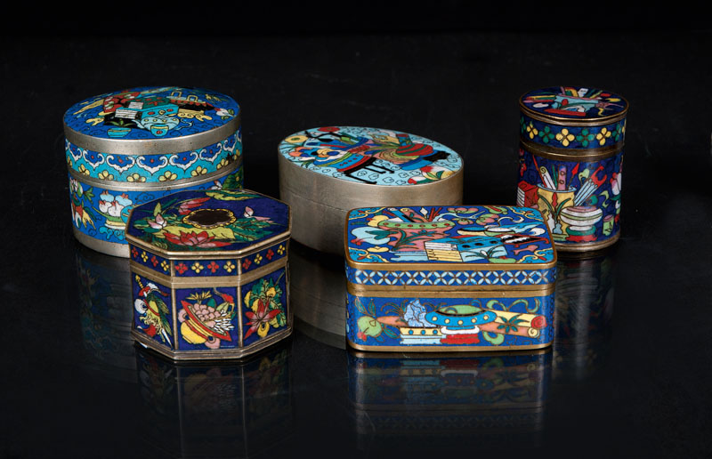 A set of 5 cloisonné boxes with '100 antiques' decoration