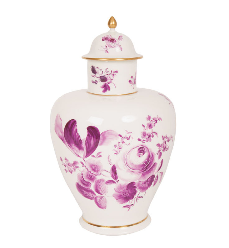 A lidded Augustus-Rex-vase with purple flower painting
