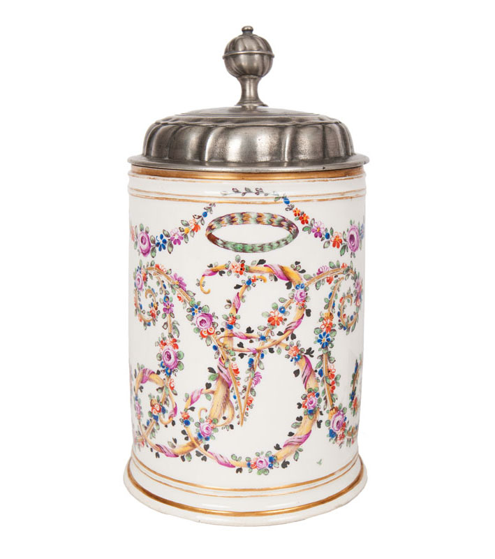Nymphenburger Walzenkrug mit Blüten-Monogramm Nymphenburger Walzenkrug mit Blüten-Monogramm