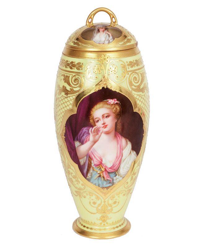 Dresdener Deckelvase mit Portraitmalerei 'Die Kusshand' Dresdener Deckelvase mit Portraitmalerei 'Die Kusshand'