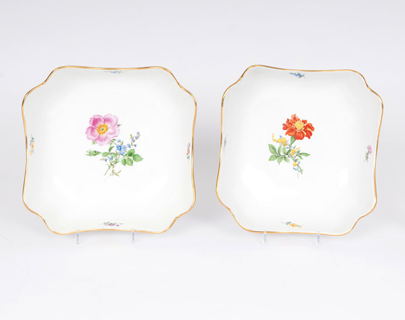 A pair of square bowls with flower painting