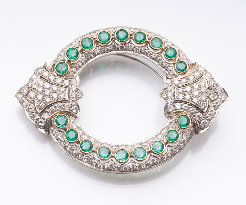 An Art-Déco emerald diamond brooch