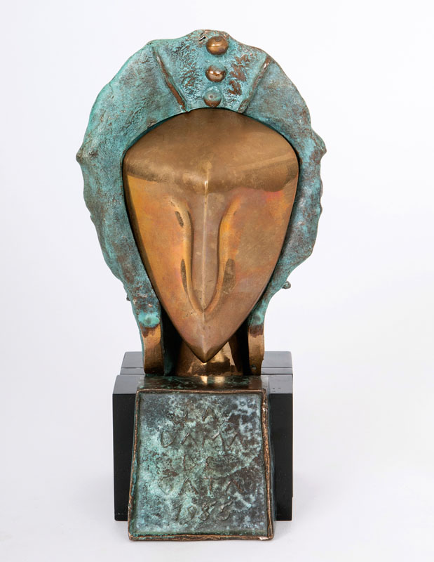 A bronze sculpture 'La Dama de Gata'