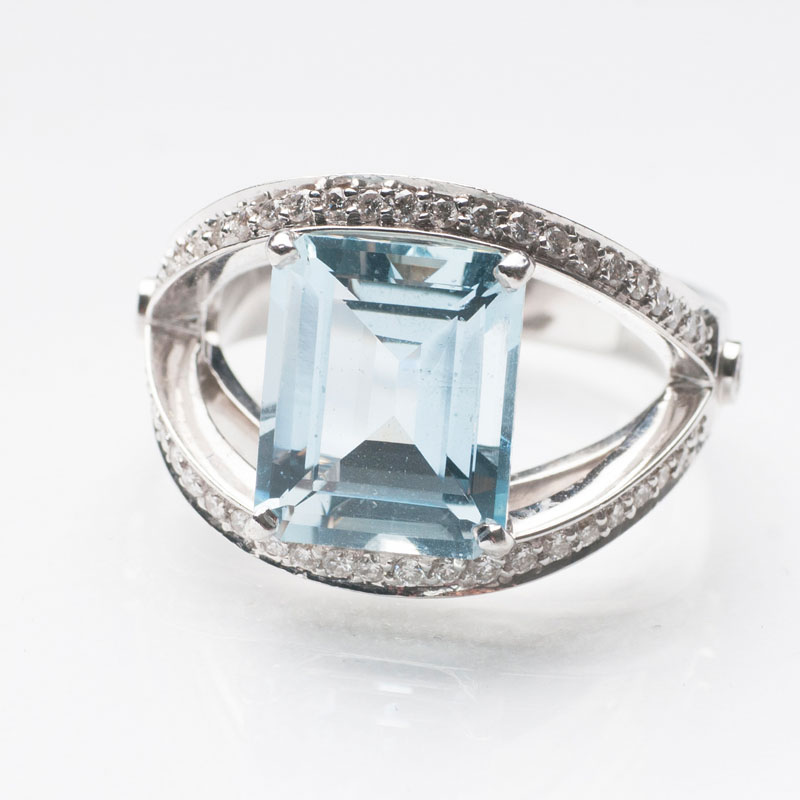 An aquamarin diamond ring