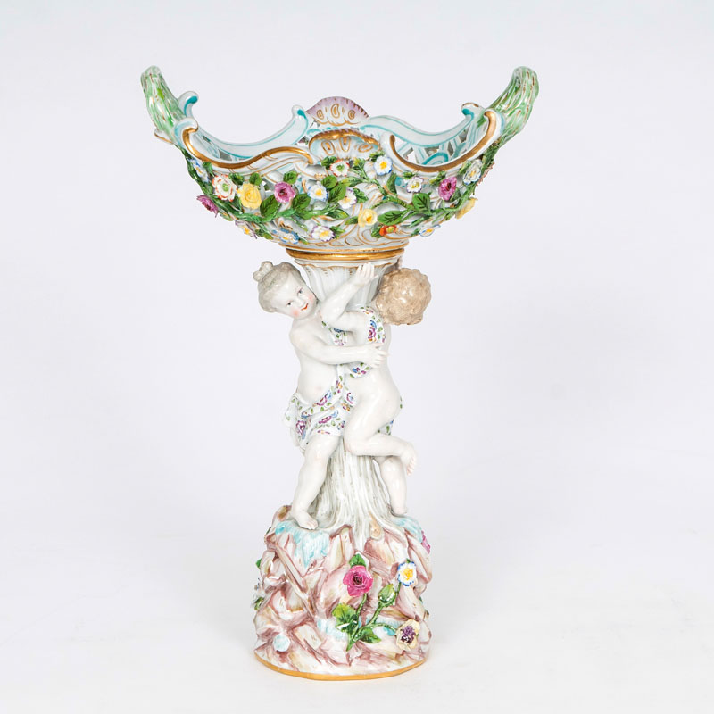 Dekorativer Tafelaufsatz mit Putti-Figuren Dekorativer Tafelaufsatz mit Putti-Figuren