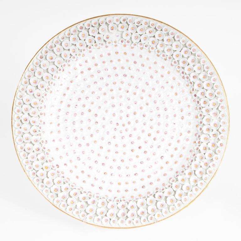 A very decorative plate with rich 'Snowball-decor'