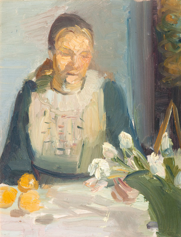 Frau am Tisch mit Blumen und Früchten