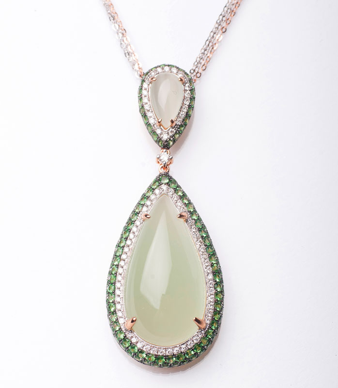 A colourful quartz tsavorith diamond pendant