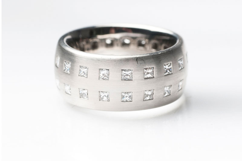 A platinum ring with diamonds by Häring A platinum ring with diamonds by Häring