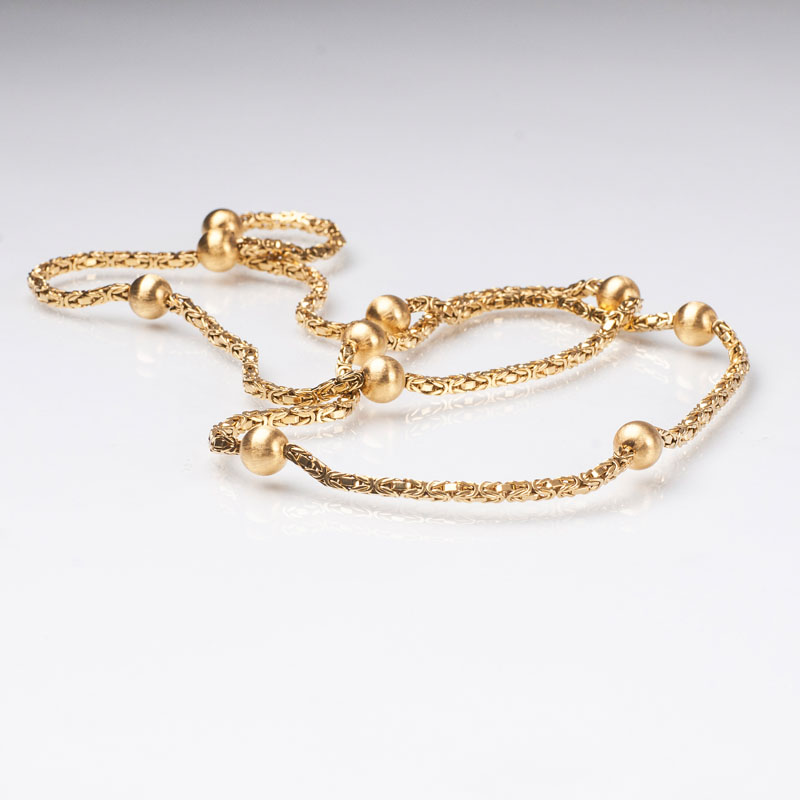 A long golden necklace 'Königskette'