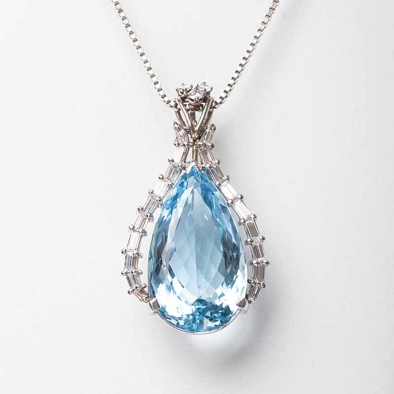 An aquamarine diamond pendant with necklace