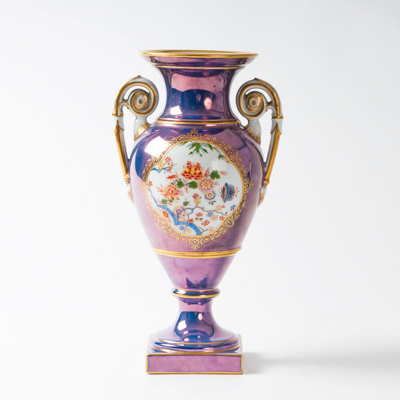 An amphora vase with high-gloss glaze and chinoiserie decor